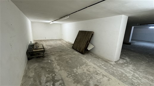 P  R  E  Z  Z  O     R  I  B  A  S  S  A  T  O  -  Locale Deposito con Spazio Esterno Privato